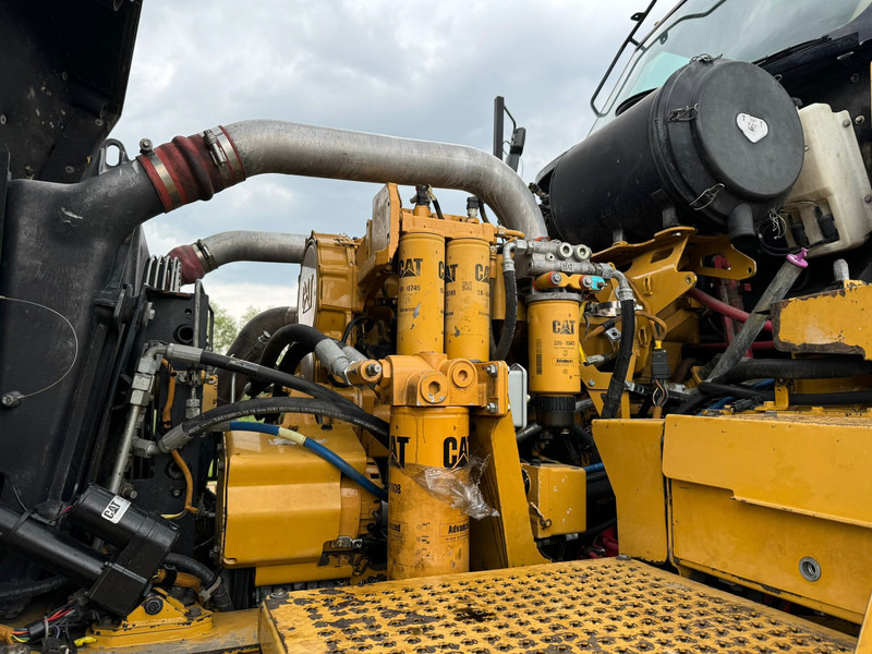 Knickgelenkter Dumper Caterpillar 740B: das Bild 18