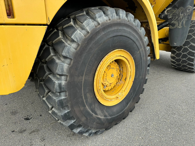 Knickgelenkter Dumper Caterpillar 740B: das Bild 12