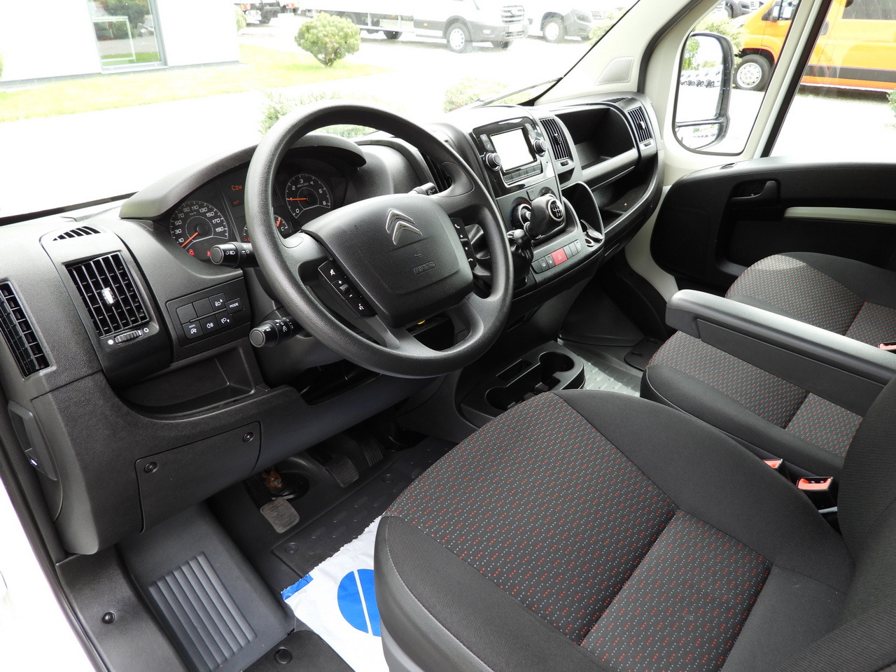 CITROEN JUMPER BOX LIFT 8 PALLETS CRUISE CONTROL NAVIGATION AIR CONDITIONING 165HP - Koffer Transporter: das Bild 2 CITROEN JUMPER BOX LIFT 8 PALLETS CRUISE CONTROL NAVIGATION AIR CONDITIONING 165HP - Koffer Transporter: das Bild 2