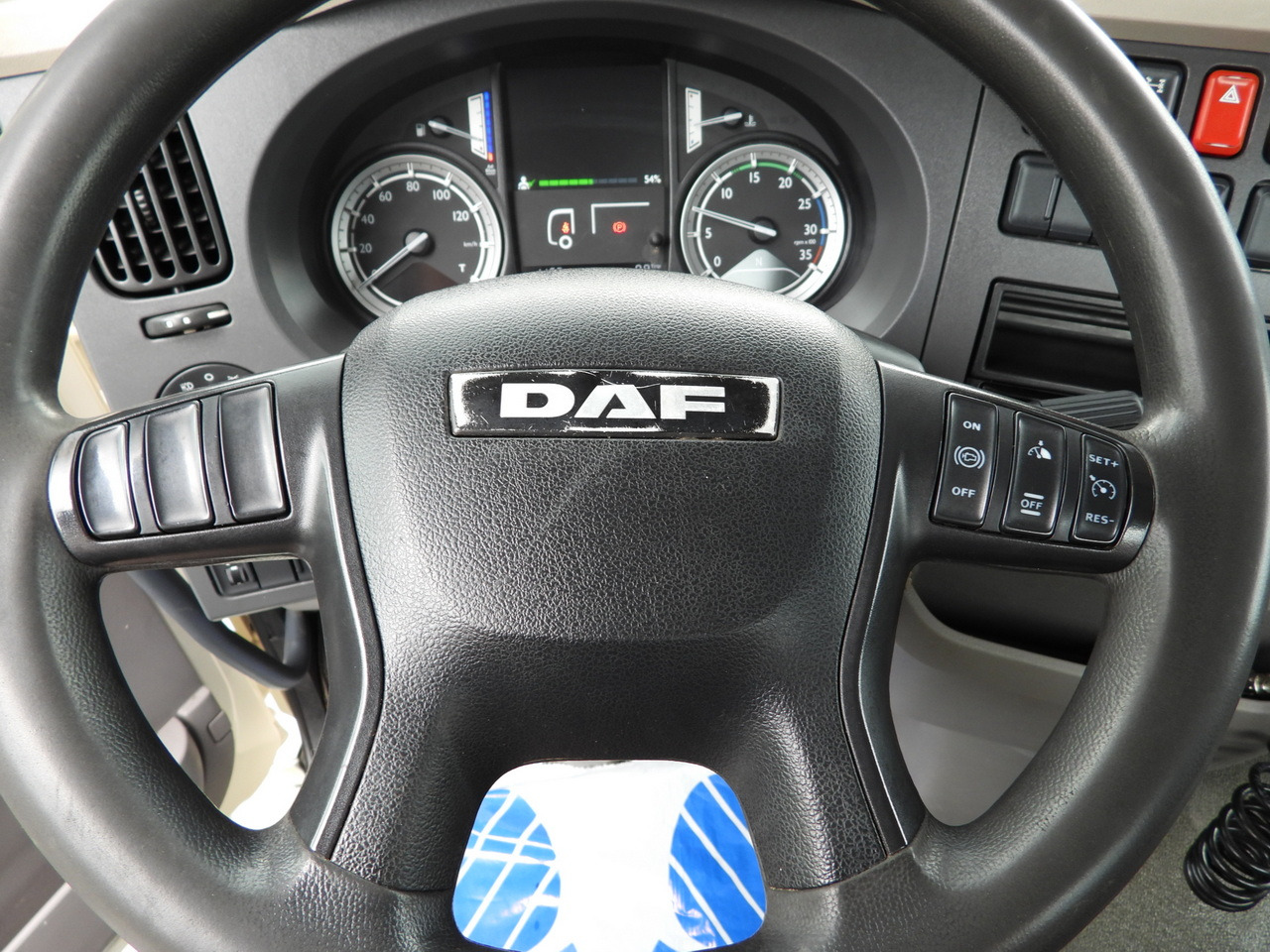 Kipper DAF LF 180 THREE-WAY TIPPER CRUISE CONTROL LED LIGHTS AUTOMATIC TRANSMISSION TWIN WHEELS AIR CONDITIONING 180HP: das Bild 37 Kipper DAF LF 180 THREE-WAY TIPPER CRUISE CONTROL LED LIGHTS AUTOMATIC TRANSMISSION TWIN WHEELS AIR CONDITIONING 180HP: das Bild 37