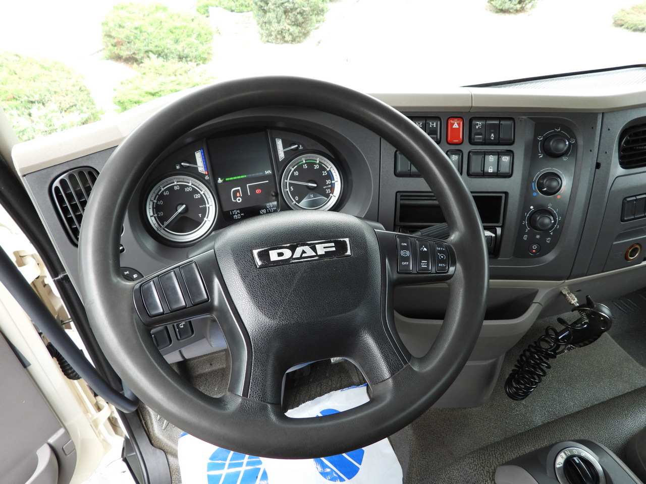 Kipper DAF LF 180 THREE-WAY TIPPER CRUISE CONTROL LED LIGHTS AUTOMATIC TRANSMISSION TWIN WHEELS AIR CONDITIONING 180HP: das Bild 36 Kipper DAF LF 180 THREE-WAY TIPPER CRUISE CONTROL LED LIGHTS AUTOMATIC TRANSMISSION TWIN WHEELS AIR CONDITIONING 180HP: das Bild 36