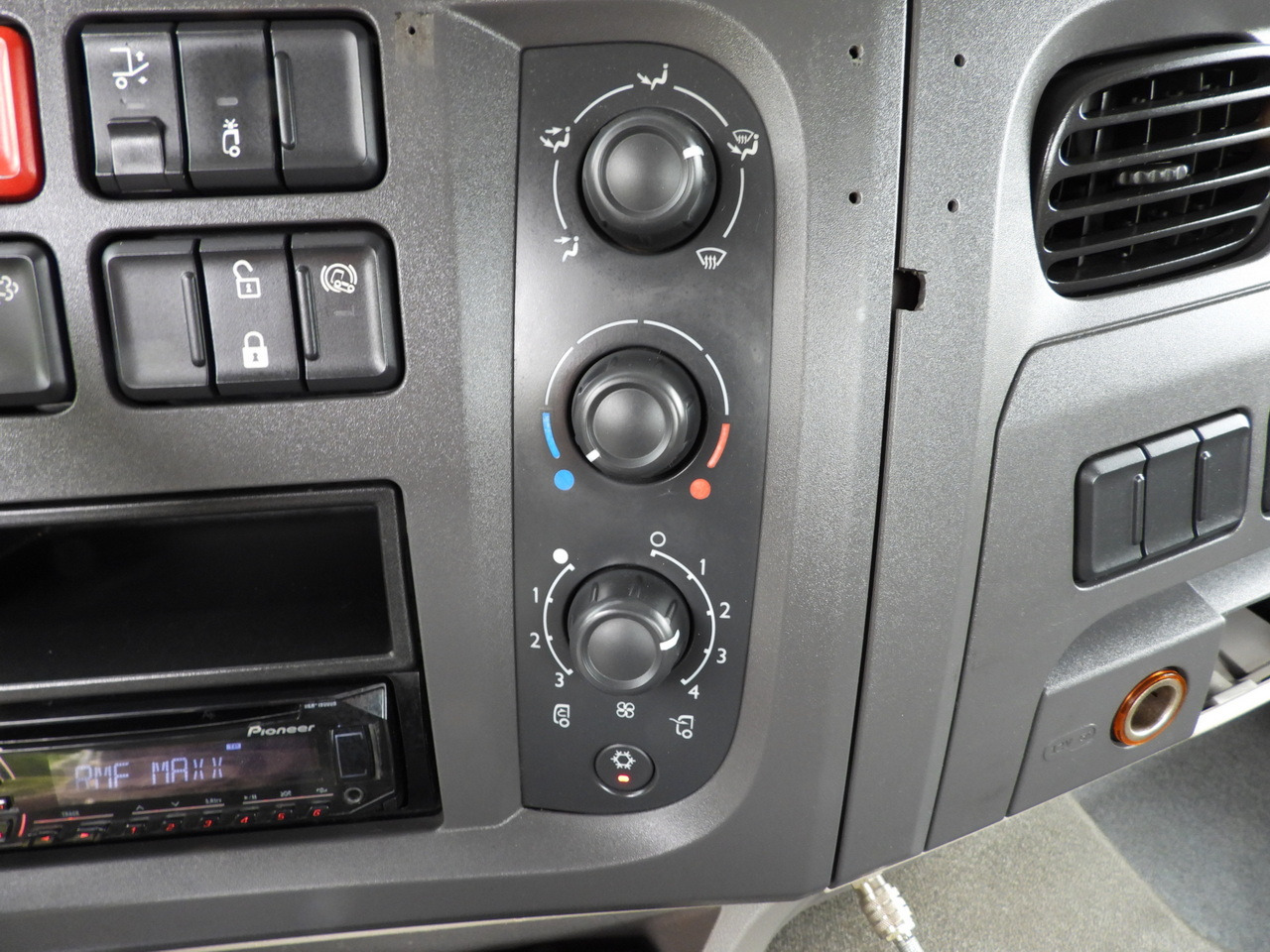 Kipper DAF LF 180 THREE-WAY TIPPER CRUISE CONTROL LED LIGHTS AUTOMATIC TRANSMISSION TWIN WHEELS AIR CONDITIONING 180HP: das Bild 43 Kipper DAF LF 180 THREE-WAY TIPPER CRUISE CONTROL LED LIGHTS AUTOMATIC TRANSMISSION TWIN WHEELS AIR CONDITIONING 180HP: das Bild 43