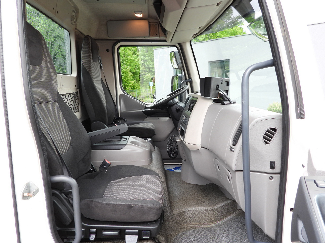 Kipper DAF LF 180 THREE-WAY TIPPER CRUISE CONTROL LED LIGHTS AUTOMATIC TRANSMISSION TWIN WHEELS AIR CONDITIONING 180HP: das Bild 47 Kipper DAF LF 180 THREE-WAY TIPPER CRUISE CONTROL LED LIGHTS AUTOMATIC TRANSMISSION TWIN WHEELS AIR CONDITIONING 180HP: das Bild 47