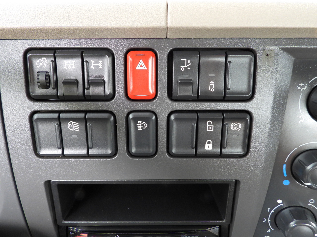 Kipper DAF LF 180 THREE-WAY TIPPER CRUISE CONTROL LED LIGHTS AUTOMATIC TRANSMISSION TWIN WHEELS AIR CONDITIONING 180HP: das Bild 42 Kipper DAF LF 180 THREE-WAY TIPPER CRUISE CONTROL LED LIGHTS AUTOMATIC TRANSMISSION TWIN WHEELS AIR CONDITIONING 180HP: das Bild 42