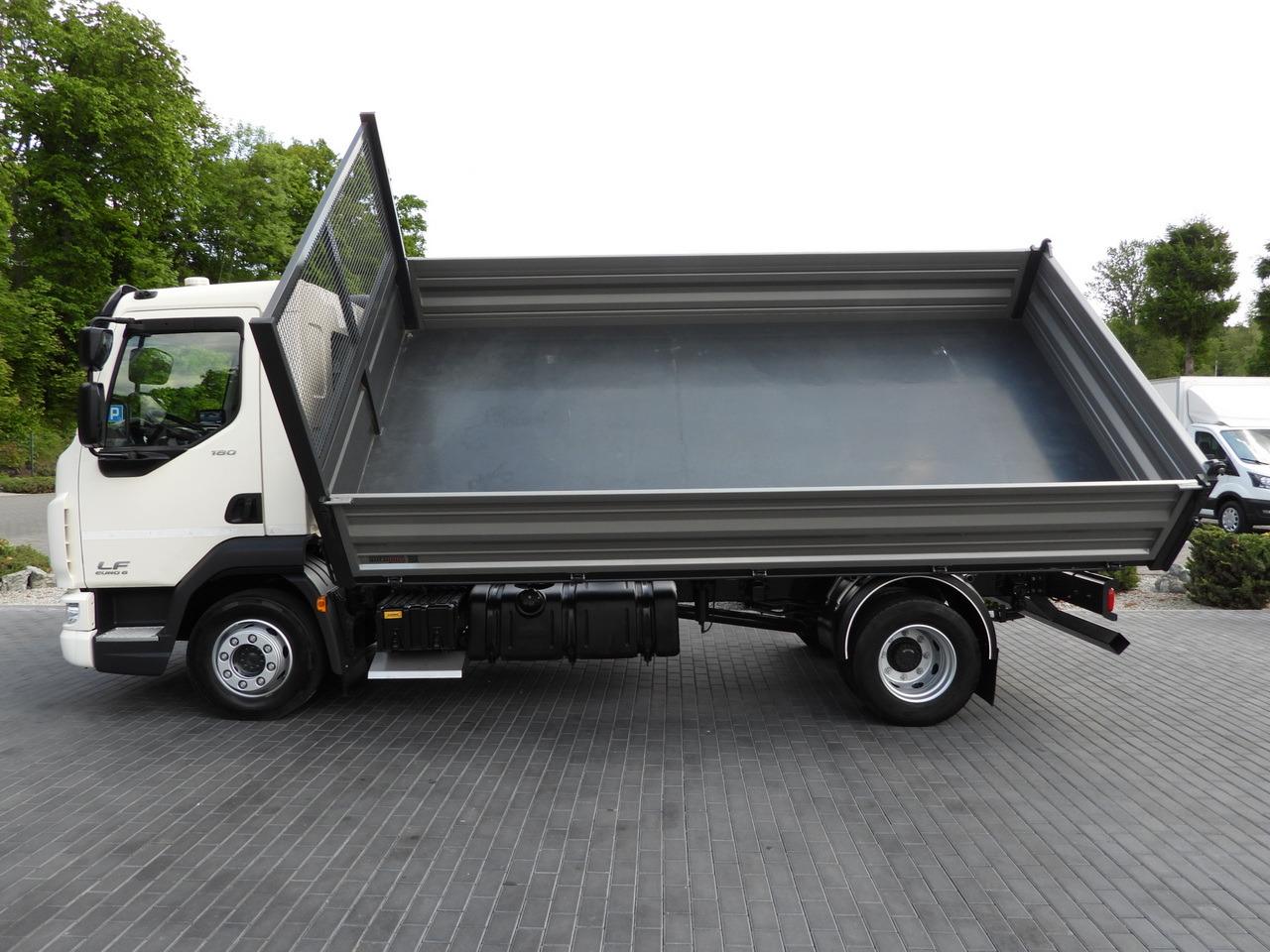 Kipper DAF LF 180 THREE-WAY TIPPER CRUISE CONTROL LED LIGHTS AUTOMATIC TRANSMISSION TWIN WHEELS AIR CONDITIONING 180HP: das Bild 9 Kipper DAF LF 180 THREE-WAY TIPPER CRUISE CONTROL LED LIGHTS AUTOMATIC TRANSMISSION TWIN WHEELS AIR CONDITIONING 180HP: das Bild 9