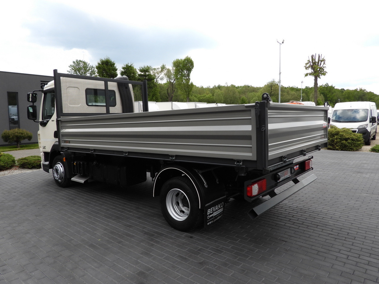 Kipper DAF LF 180 THREE-WAY TIPPER CRUISE CONTROL LED LIGHTS AUTOMATIC TRANSMISSION TWIN WHEELS AIR CONDITIONING 180HP: das Bild 11 Kipper DAF LF 180 THREE-WAY TIPPER CRUISE CONTROL LED LIGHTS AUTOMATIC TRANSMISSION TWIN WHEELS AIR CONDITIONING 180HP: das Bild 11