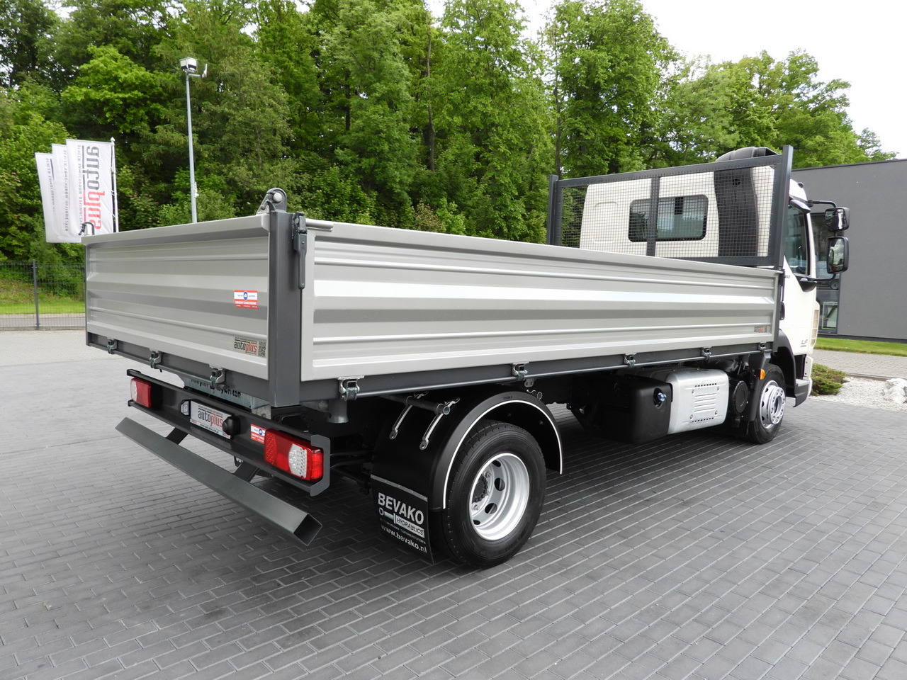 Kipper DAF LF 180 THREE-WAY TIPPER CRUISE CONTROL LED LIGHTS AUTOMATIC TRANSMISSION TWIN WHEELS AIR CONDITIONING 180HP: das Bild 16 Kipper DAF LF 180 THREE-WAY TIPPER CRUISE CONTROL LED LIGHTS AUTOMATIC TRANSMISSION TWIN WHEELS AIR CONDITIONING 180HP: das Bild 16