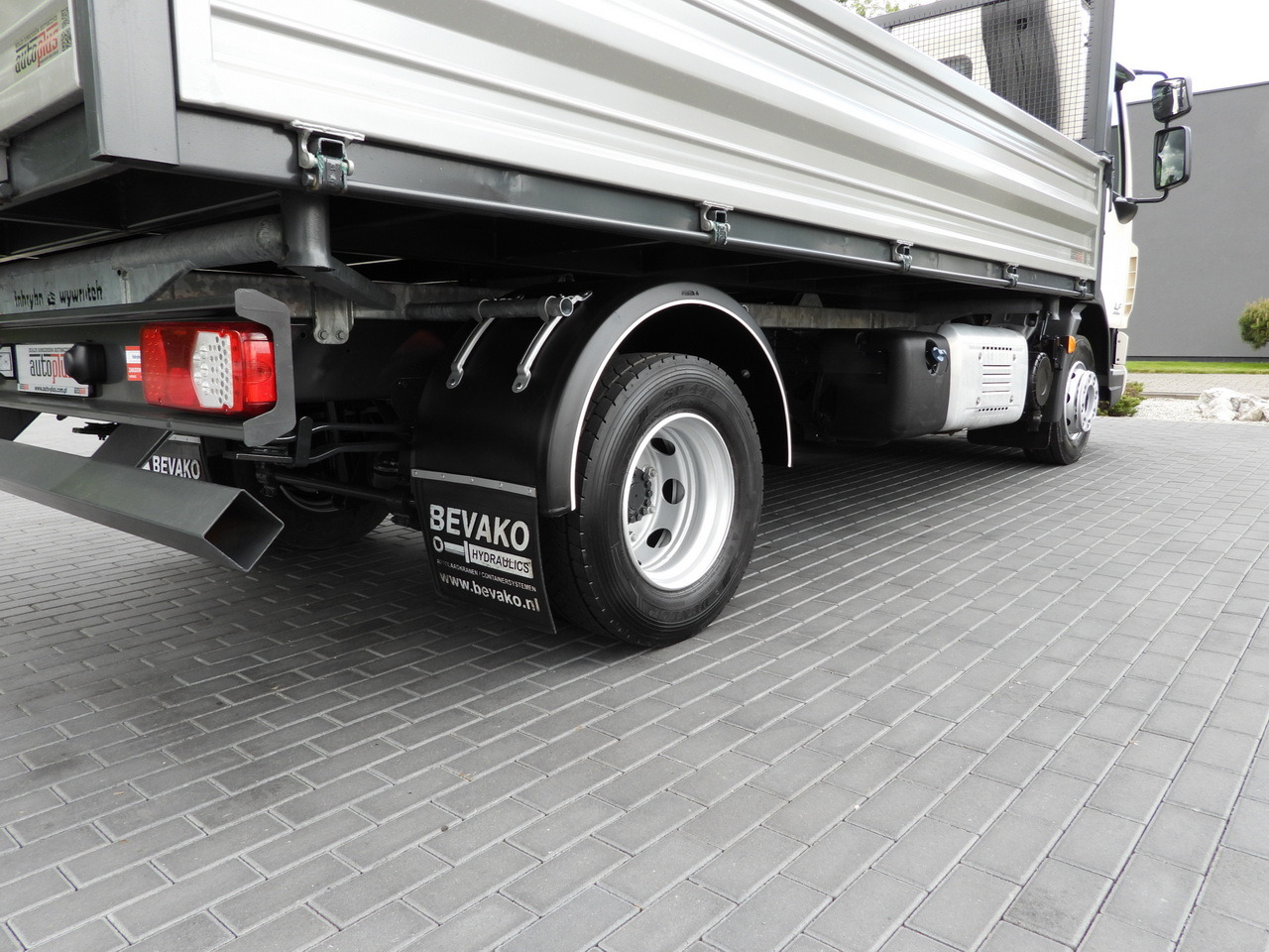 Kipper DAF LF 180 THREE-WAY TIPPER CRUISE CONTROL LED LIGHTS AUTOMATIC TRANSMISSION TWIN WHEELS AIR CONDITIONING 180HP: das Bild 19 Kipper DAF LF 180 THREE-WAY TIPPER CRUISE CONTROL LED LIGHTS AUTOMATIC TRANSMISSION TWIN WHEELS AIR CONDITIONING 180HP: das Bild 19