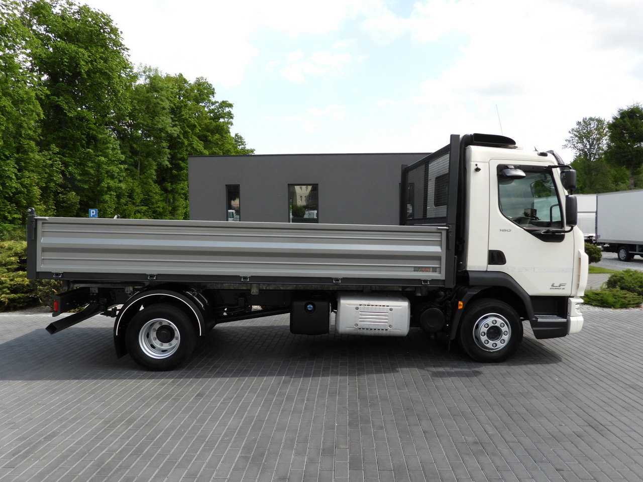 Kipper DAF LF 180 THREE-WAY TIPPER CRUISE CONTROL LED LIGHTS AUTOMATIC TRANSMISSION TWIN WHEELS AIR CONDITIONING 180HP: das Bild 7 Kipper DAF LF 180 THREE-WAY TIPPER CRUISE CONTROL LED LIGHTS AUTOMATIC TRANSMISSION TWIN WHEELS AIR CONDITIONING 180HP: das Bild 7
