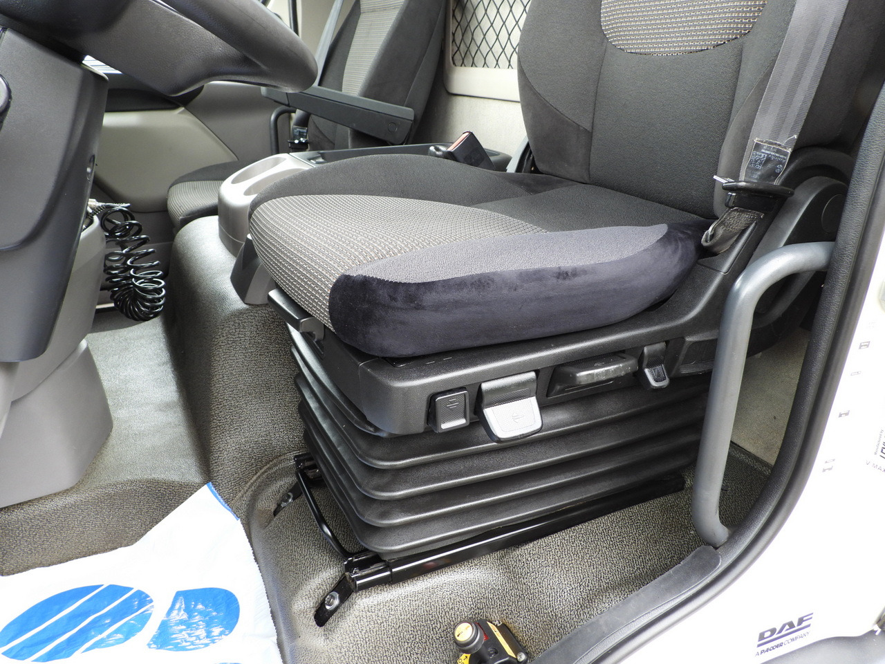 Kipper DAF LF 180 THREE-WAY TIPPER CRUISE CONTROL LED LIGHTS AUTOMATIC TRANSMISSION TWIN WHEELS AIR CONDITIONING 180HP: das Bild 32 Kipper DAF LF 180 THREE-WAY TIPPER CRUISE CONTROL LED LIGHTS AUTOMATIC TRANSMISSION TWIN WHEELS AIR CONDITIONING 180HP: das Bild 32