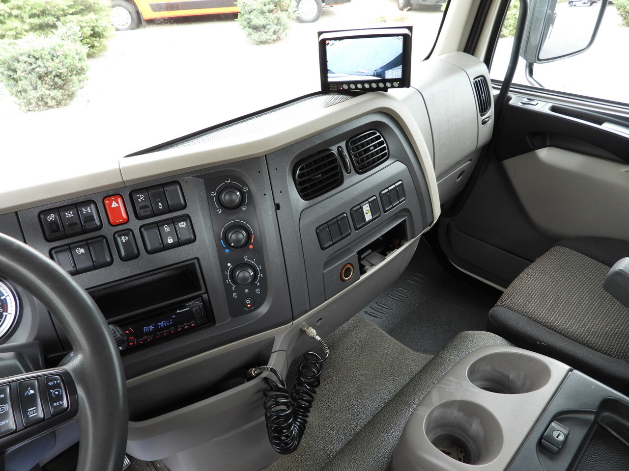 Kipper DAF LF 180 THREE-WAY TIPPER CRUISE CONTROL LED LIGHTS AUTOMATIC TRANSMISSION TWIN WHEELS AIR CONDITIONING 180HP: das Bild 38 Kipper DAF LF 180 THREE-WAY TIPPER CRUISE CONTROL LED LIGHTS AUTOMATIC TRANSMISSION TWIN WHEELS AIR CONDITIONING 180HP: das Bild 38