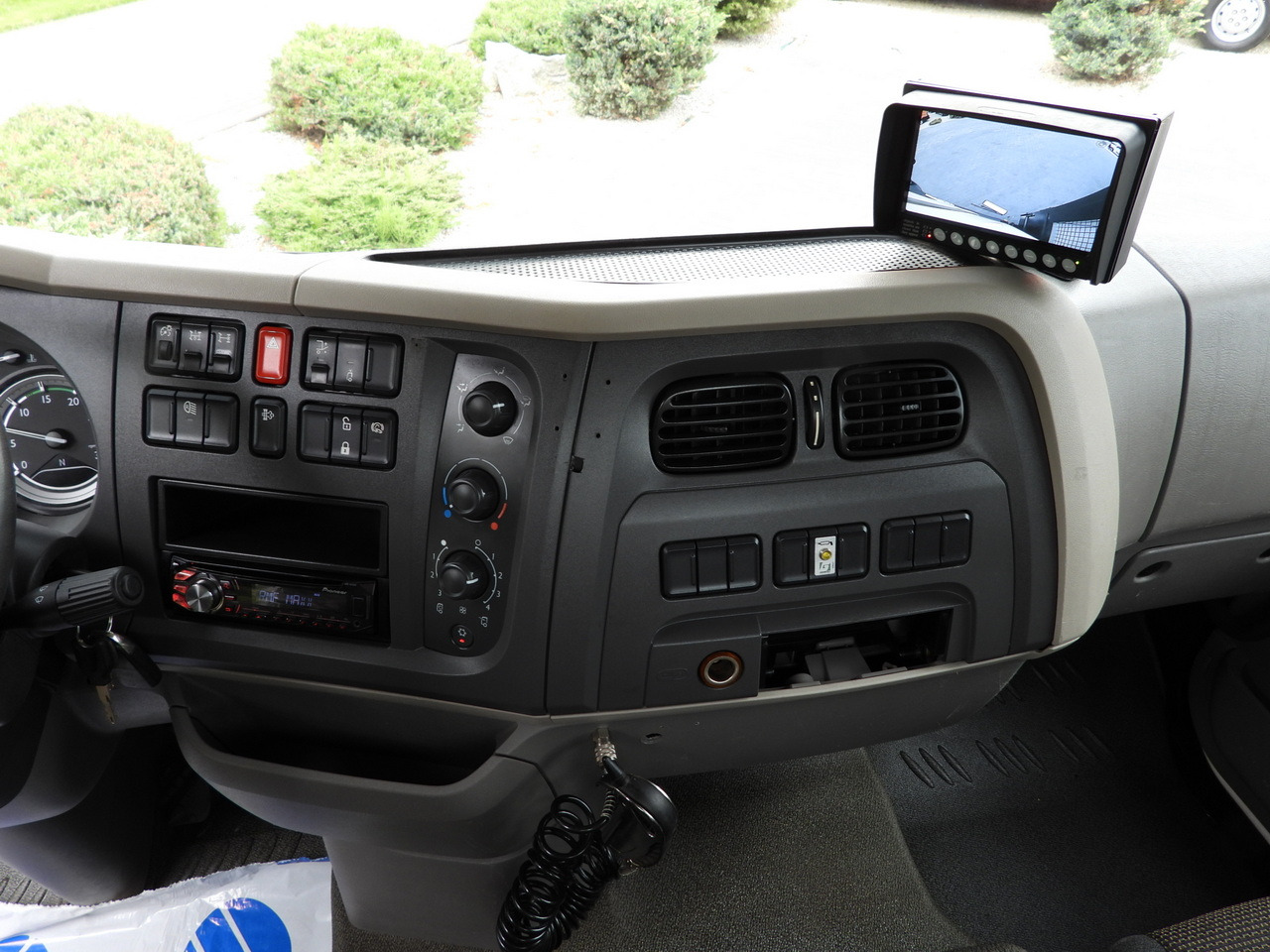 Kipper DAF LF 180 THREE-WAY TIPPER CRUISE CONTROL LED LIGHTS AUTOMATIC TRANSMISSION TWIN WHEELS AIR CONDITIONING 180HP: das Bild 39 Kipper DAF LF 180 THREE-WAY TIPPER CRUISE CONTROL LED LIGHTS AUTOMATIC TRANSMISSION TWIN WHEELS AIR CONDITIONING 180HP: das Bild 39