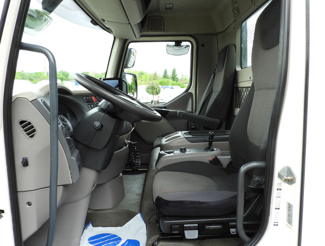 Kipper DAF LF 180 THREE-WAY TIPPER CRUISE CONTROL LED LIGHTS AUTOMATIC TRANSMISSION TWIN WHEELS AIR CONDITIONING 180HP: das Bild 31 Kipper DAF LF 180 THREE-WAY TIPPER CRUISE CONTROL LED LIGHTS AUTOMATIC TRANSMISSION TWIN WHEELS AIR CONDITIONING 180HP: das Bild 31