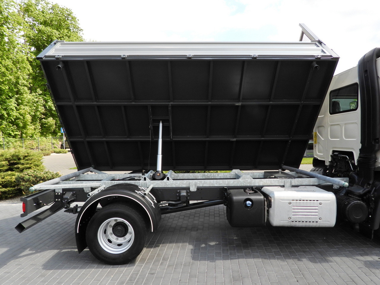 Kipper DAF LF 180 THREE-WAY TIPPER CRUISE CONTROL LED LIGHTS AUTOMATIC TRANSMISSION TWIN WHEELS AIR CONDITIONING 180HP: das Bild 23 Kipper DAF LF 180 THREE-WAY TIPPER CRUISE CONTROL LED LIGHTS AUTOMATIC TRANSMISSION TWIN WHEELS AIR CONDITIONING 180HP: das Bild 23