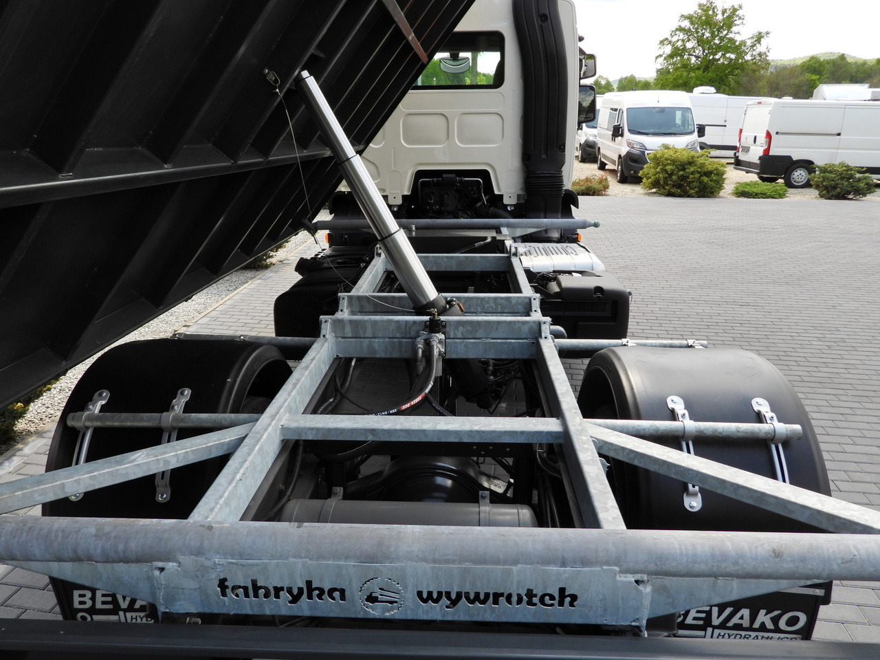 Kipper DAF LF 180 THREE-WAY TIPPER CRUISE CONTROL LED LIGHTS AUTOMATIC TRANSMISSION TWIN WHEELS AIR CONDITIONING 180HP: das Bild 24 Kipper DAF LF 180 THREE-WAY TIPPER CRUISE CONTROL LED LIGHTS AUTOMATIC TRANSMISSION TWIN WHEELS AIR CONDITIONING 180HP: das Bild 24