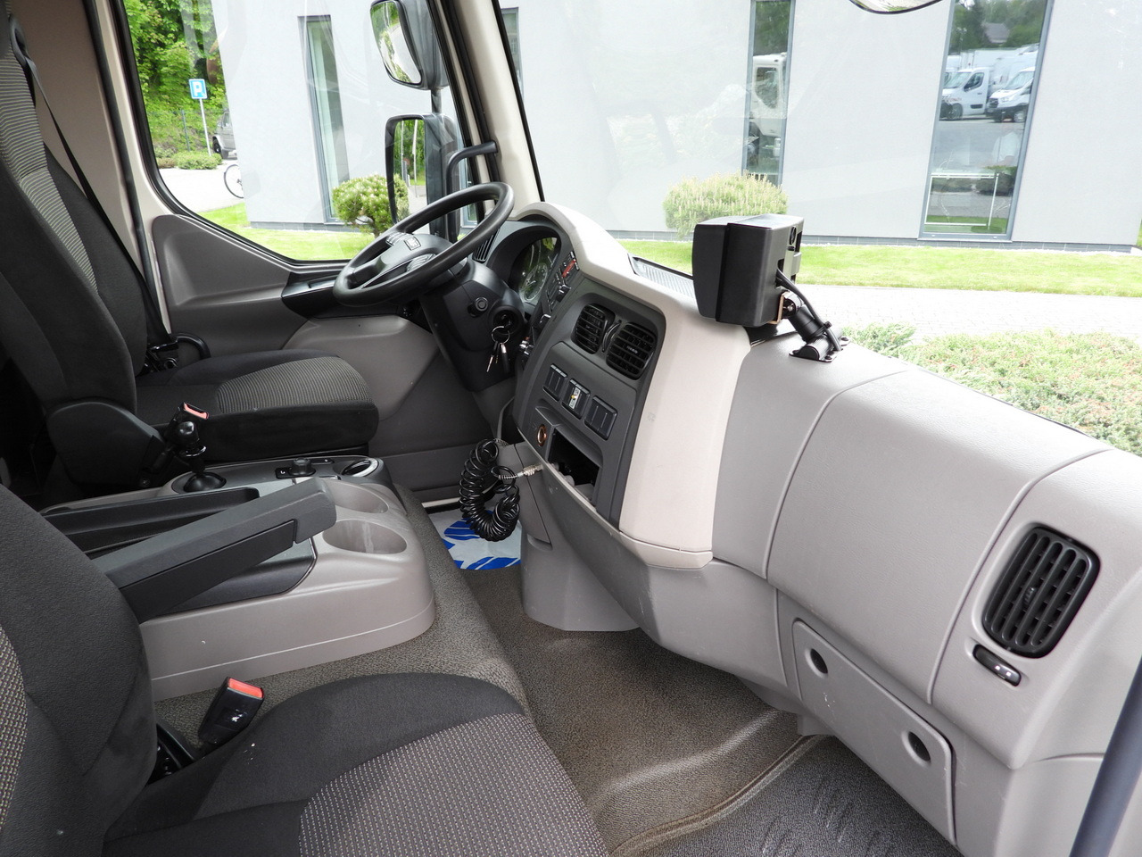 Kipper DAF LF 180 THREE-WAY TIPPER CRUISE CONTROL LED LIGHTS AUTOMATIC TRANSMISSION TWIN WHEELS AIR CONDITIONING 180HP: das Bild 49 Kipper DAF LF 180 THREE-WAY TIPPER CRUISE CONTROL LED LIGHTS AUTOMATIC TRANSMISSION TWIN WHEELS AIR CONDITIONING 180HP: das Bild 49