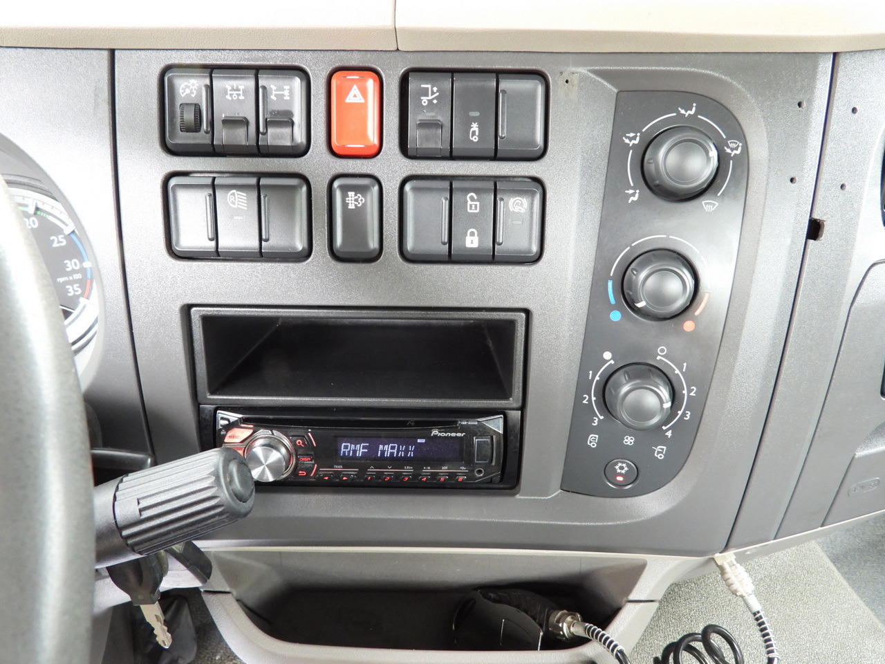 Kipper DAF LF 180 THREE-WAY TIPPER CRUISE CONTROL LED LIGHTS AUTOMATIC TRANSMISSION TWIN WHEELS AIR CONDITIONING 180HP: das Bild 40 Kipper DAF LF 180 THREE-WAY TIPPER CRUISE CONTROL LED LIGHTS AUTOMATIC TRANSMISSION TWIN WHEELS AIR CONDITIONING 180HP: das Bild 40