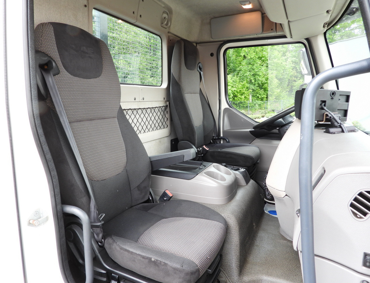 Kipper DAF LF 180 THREE-WAY TIPPER CRUISE CONTROL LED LIGHTS AUTOMATIC TRANSMISSION TWIN WHEELS AIR CONDITIONING 180HP: das Bild 48 Kipper DAF LF 180 THREE-WAY TIPPER CRUISE CONTROL LED LIGHTS AUTOMATIC TRANSMISSION TWIN WHEELS AIR CONDITIONING 180HP: das Bild 48