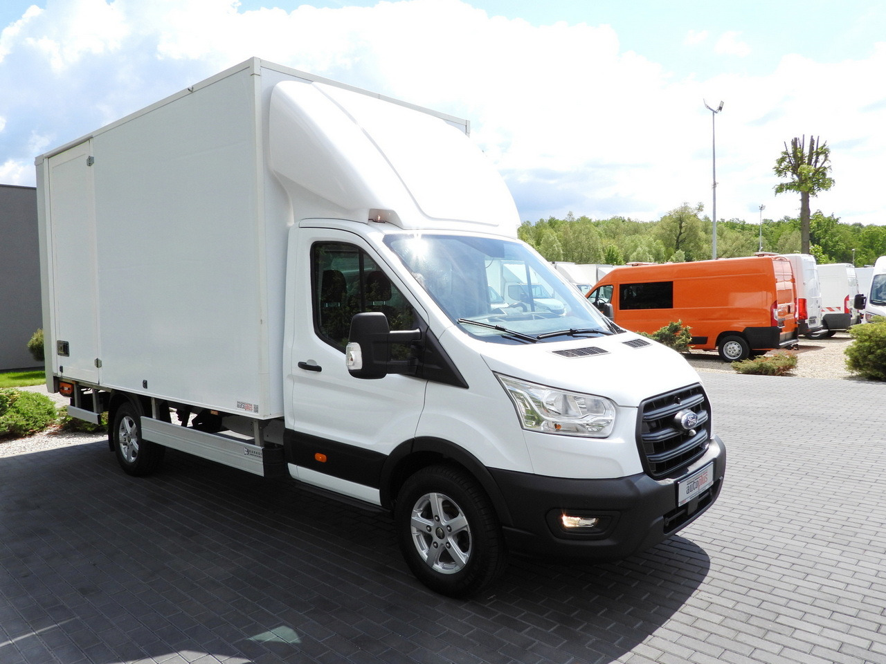 FORD TRANSIT BOX LIFT 8 PALLETS CRUISE CONTROL LED LIGHTS AIR CONDITIONING 130HP - Koffer Transporter: das Bild 4 FORD TRANSIT BOX LIFT 8 PALLETS CRUISE CONTROL LED LIGHTS AIR CONDITIONING 130HP - Koffer Transporter: das Bild 4