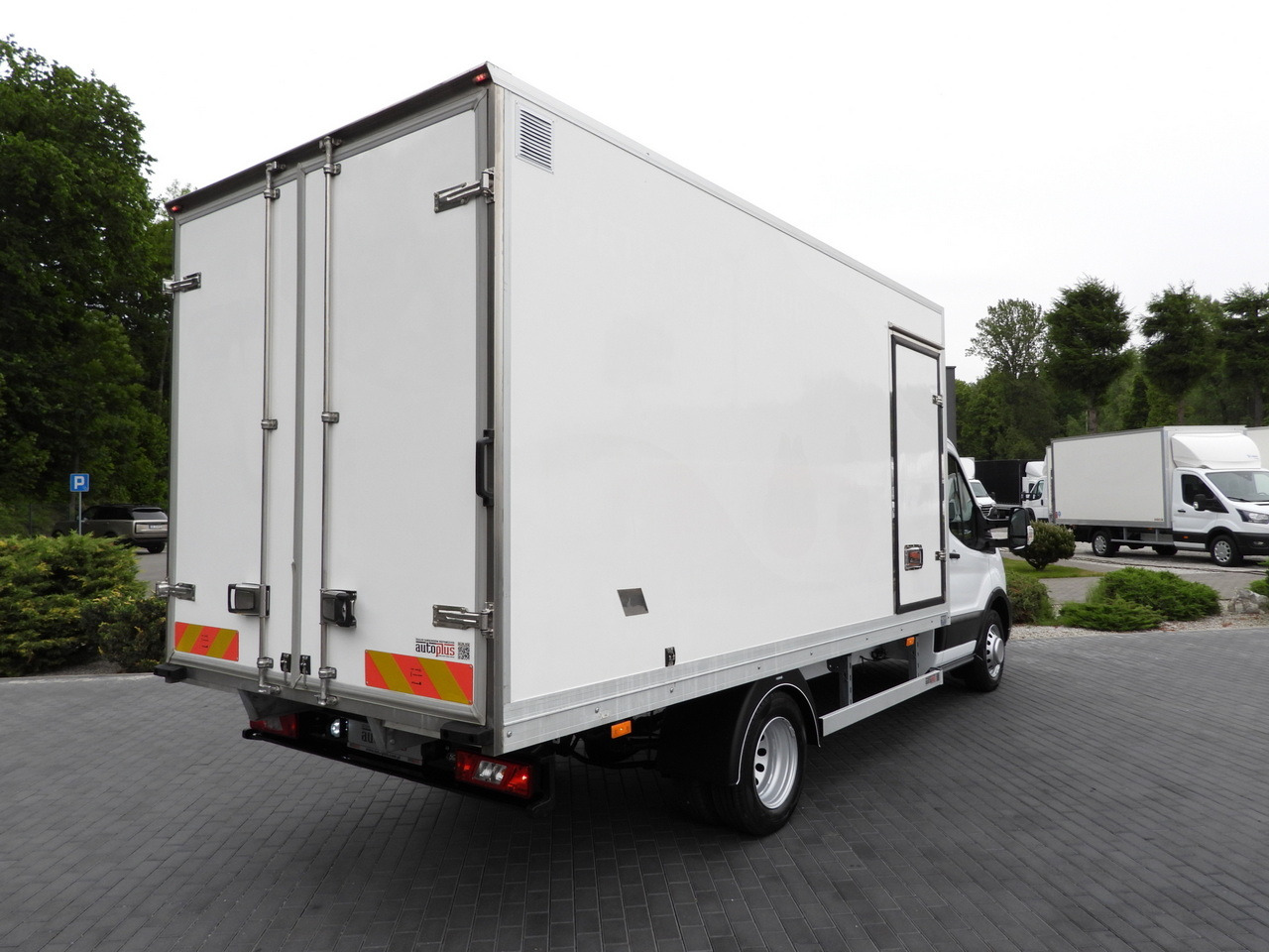 FORD TRANSIT BOX / REFRIGERATOR BOX 5*C / CRUISE CONTROL LED LIGHTS TWIN WHEELS AIR CONDITIONING 130HP - Koffer Transporter: das Bild 3 FORD TRANSIT BOX / REFRIGERATOR BOX 5*C / CRUISE CONTROL LED LIGHTS TWIN WHEELS AIR CONDITIONING 130HP - Koffer Transporter: das Bild 3