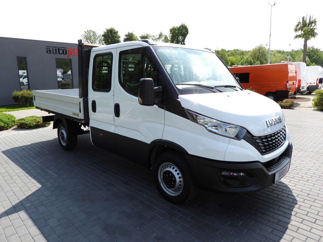 IVECO DAILY 35S12 STAKE BODY DOUBLE CABIN DOKA 7 SEATS AIR CONDITIONING 120HP - Transporter mit Doppelkabine: das Bild 4 IVECO DAILY 35S12 STAKE BODY DOUBLE CABIN DOKA 7 SEATS AIR CONDITIONING 120HP - Transporter mit Doppelkabine: das Bild 4