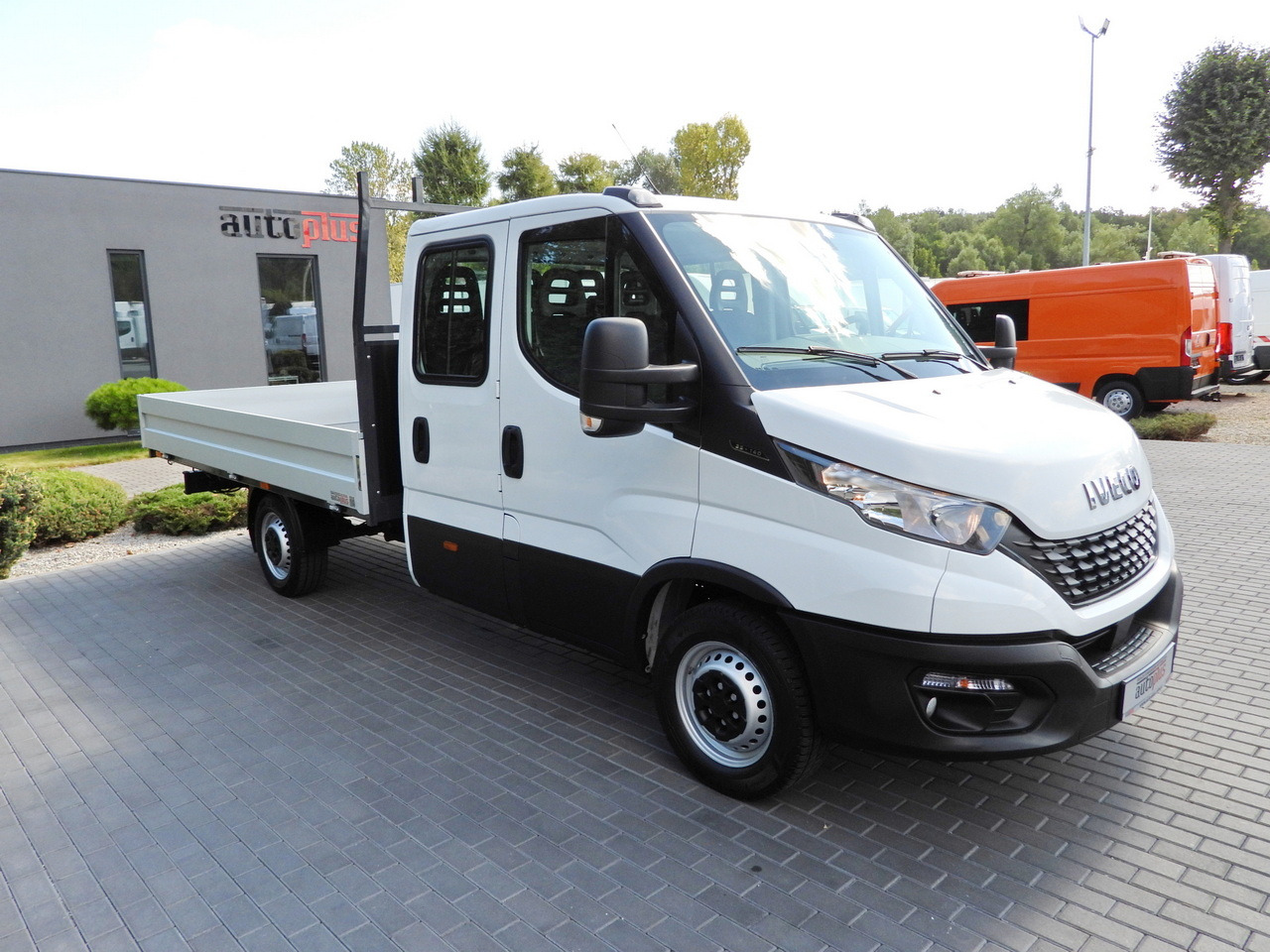 IVECO DAILY 35S14 STAKE BODY DOUBLE CABIN DOKA 7 SEATS CRUISE CONTROL AIR CONDITIONING 135HP - Pritsche Transporter: das Bild 4 IVECO DAILY 35S14 STAKE BODY DOUBLE CABIN DOKA 7 SEATS CRUISE CONTROL AIR CONDITIONING 135HP - Pritsche Transporter: das Bild 4
