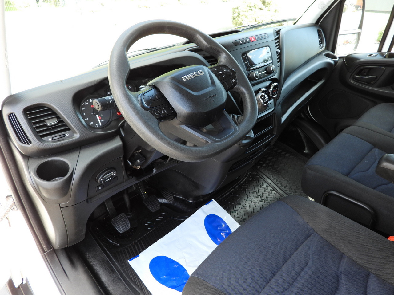 IVECO DAILY 35S14 STAKE BODY DOUBLE CABIN DOKA 7 SEATS CRUISE CONTROL AIR CONDITIONING 135HP - Pritsche Transporter: das Bild 2 IVECO DAILY 35S14 STAKE BODY DOUBLE CABIN DOKA 7 SEATS CRUISE CONTROL AIR CONDITIONING 135HP - Pritsche Transporter: das Bild 2