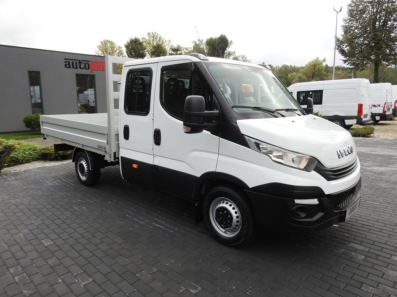 IVECO DAILY 35S15 STAKE BODY DOUBLE CABIN DOKA 7 SEATS AIR CONDITIONING 150HP - Transporter mit Doppelkabine: das Bild 4 IVECO DAILY 35S15 STAKE BODY DOUBLE CABIN DOKA 7 SEATS AIR CONDITIONING 150HP - Transporter mit Doppelkabine: das Bild 4