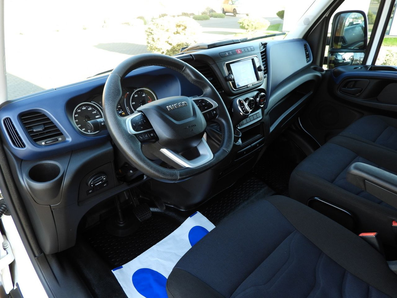 IVECO DAILY 35S16 LIFT 8 PALLETS CRUISE CONTROL LED LIGHTS AUTOMATIC TRANSMISSION HI-MATIC AIR CONDITIONING 160HP - Koffer Transporter: das Bild 2 IVECO DAILY 35S16 LIFT 8 PALLETS CRUISE CONTROL LED LIGHTS AUTOMATIC TRANSMISSION HI-MATIC AIR CONDITIONING 160HP - Koffer Transporter: das Bild 2