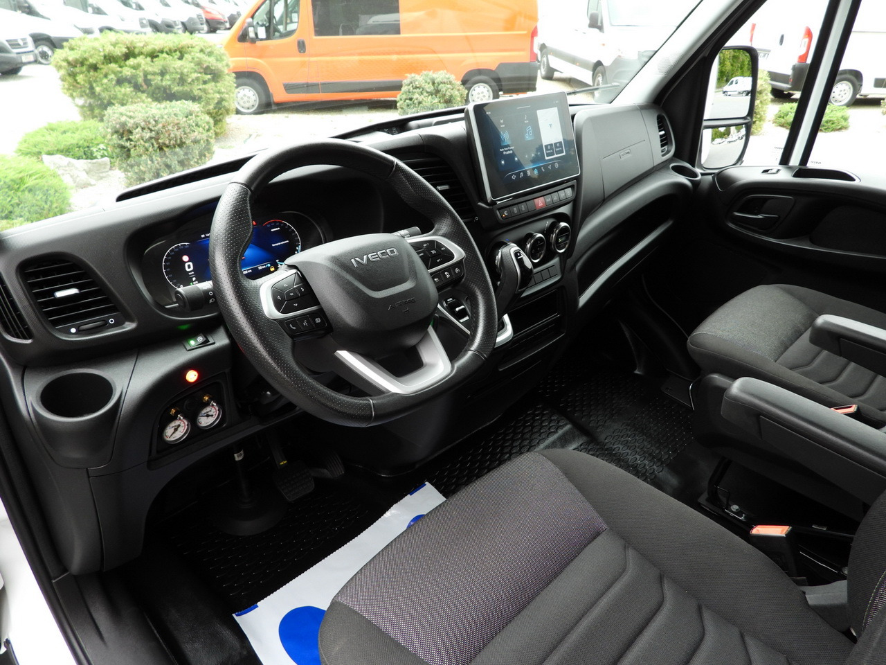 IVECO DAILY 35S18 BOX HI-MATIC LIFT 8 PALLETS CRUISE CONTROL NAVIGATION LED LIGHTS PNEUMATICS AUTOMATIC TRANSMISSION HI-MATIC AIR CONDITIONING 180HP - Koffer Transporter: das Bild 2 IVECO DAILY 35S18 BOX HI-MATIC LIFT 8 PALLETS CRUISE CONTROL NAVIGATION LED LIGHTS PNEUMATICS AUTOMATIC TRANSMISSION HI-MATIC AIR CONDITIONING 180HP - Koffer Transporter: das Bild 2