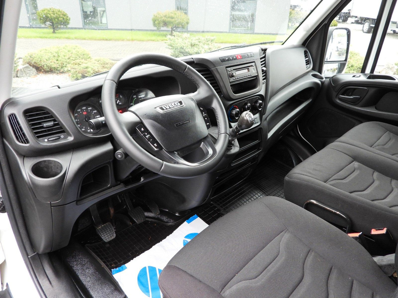 Iveco DAILY 35C13 KIPPER DOPPELKABINE DOKA 7 SITZE A/C - Kipper Transporter, Transporter mit Doppelkabine: das Bild 2 Iveco DAILY 35C13 KIPPER DOPPELKABINE DOKA 7 SITZE A/C - Kipper Transporter, Transporter mit Doppelkabine: das Bild 2