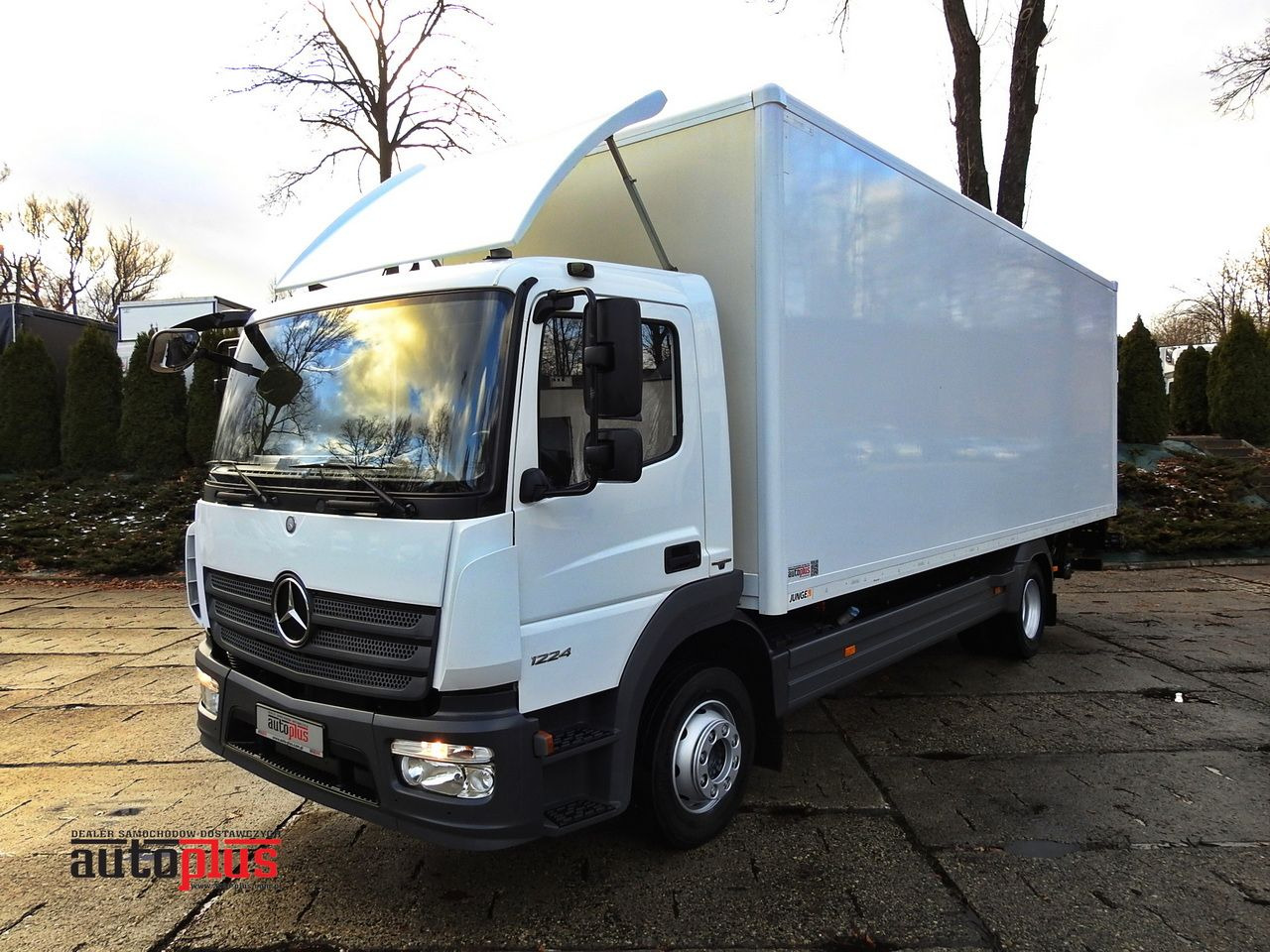 MERCEDES ATEGO 12.24 BOX LIFT 18 PALLETS CRUISE CONTROL AUTOMATIC TRANSMISSION TWIN WHEELS AIR CONDITIONING 240HP - Koffer LKW: das Bild 1 MERCEDES ATEGO 12.24 BOX LIFT 18 PALLETS CRUISE CONTROL AUTOMATIC TRANSMISSION TWIN WHEELS AIR CONDITIONING 240HP - Koffer LKW: das Bild 1