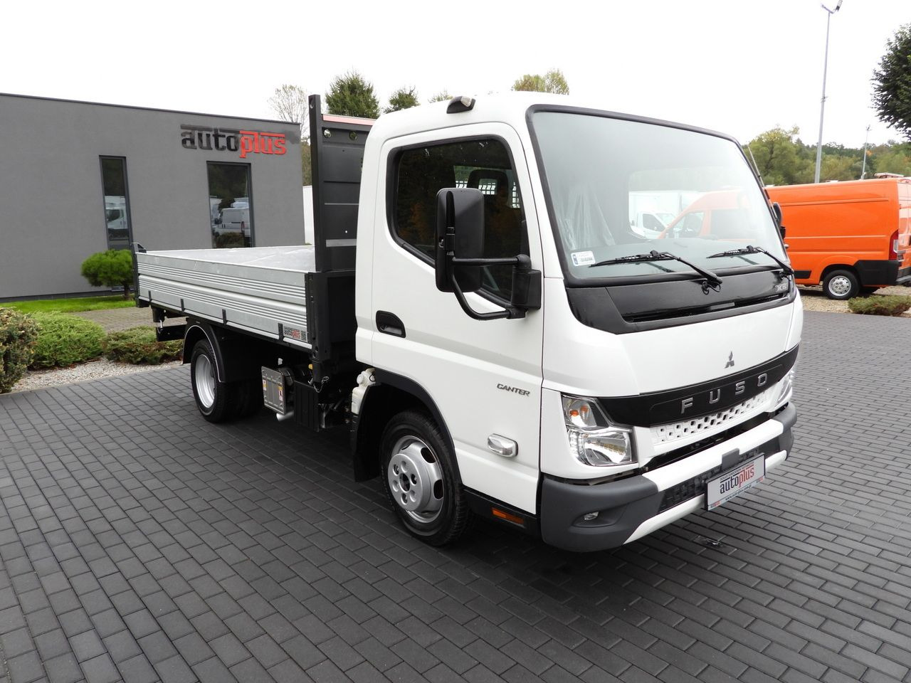 MITSUBISHI CANTER FUSO 3C15 THREE-WAY TIPPER 3 SEATS LED LIGHTS TWIN WHEELS 150HP - Kipper Transporter: das Bild 4 MITSUBISHI CANTER FUSO 3C15 THREE-WAY TIPPER 3 SEATS LED LIGHTS TWIN WHEELS 150HP - Kipper Transporter: das Bild 4