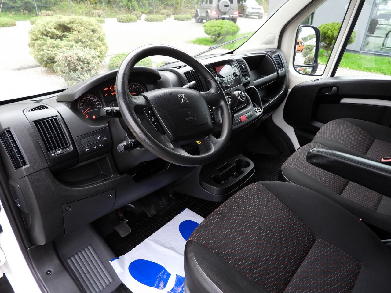 PEUGEOT BOXER STAKE BODY DOUBLE CABIN DOKA 7 SEATS CRUISE CONTROL AIR CONDITIONING 140HP - Transporter mit Doppelkabine: das Bild 2 PEUGEOT BOXER STAKE BODY DOUBLE CABIN DOKA 7 SEATS CRUISE CONTROL AIR CONDITIONING 140HP - Transporter mit Doppelkabine: das Bild 2