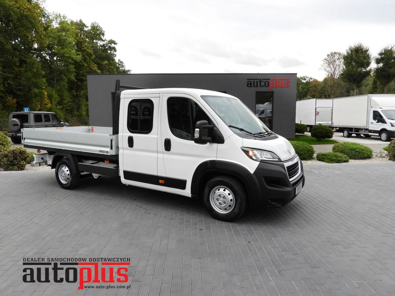 PEUGEOT BOXER STAKE BODY DOUBLE CABIN DOKA 7 SEATS CRUISE CONTROL AIR CONDITIONING 140HP - Pritsche Transporter: das Bild 1 PEUGEOT BOXER STAKE BODY DOUBLE CABIN DOKA 7 SEATS CRUISE CONTROL AIR CONDITIONING 140HP - Pritsche Transporter: das Bild 1
