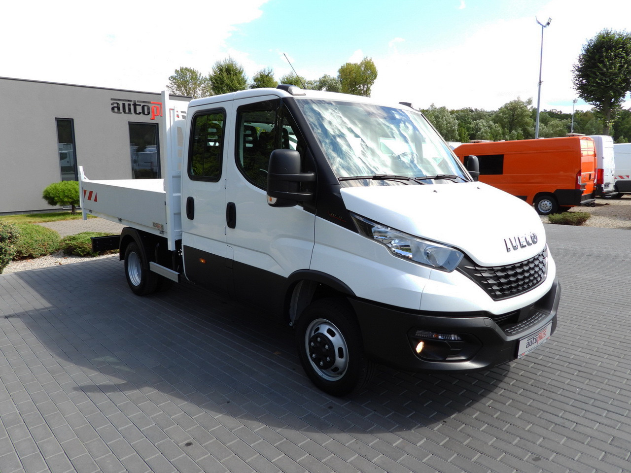 IVECO DAILY 35C16 TIPPER DOUBLE CABIN DOKA 6 SEATS CRUISE CONTROL NAVIGATION TWIN WHEELS AIR CONDITIONING 160HP - Transporter: das Bild 4 IVECO DAILY 35C16 TIPPER DOUBLE CABIN DOKA 6 SEATS CRUISE CONTROL NAVIGATION TWIN WHEELS AIR CONDITIONING 160HP - Transporter: das Bild 4