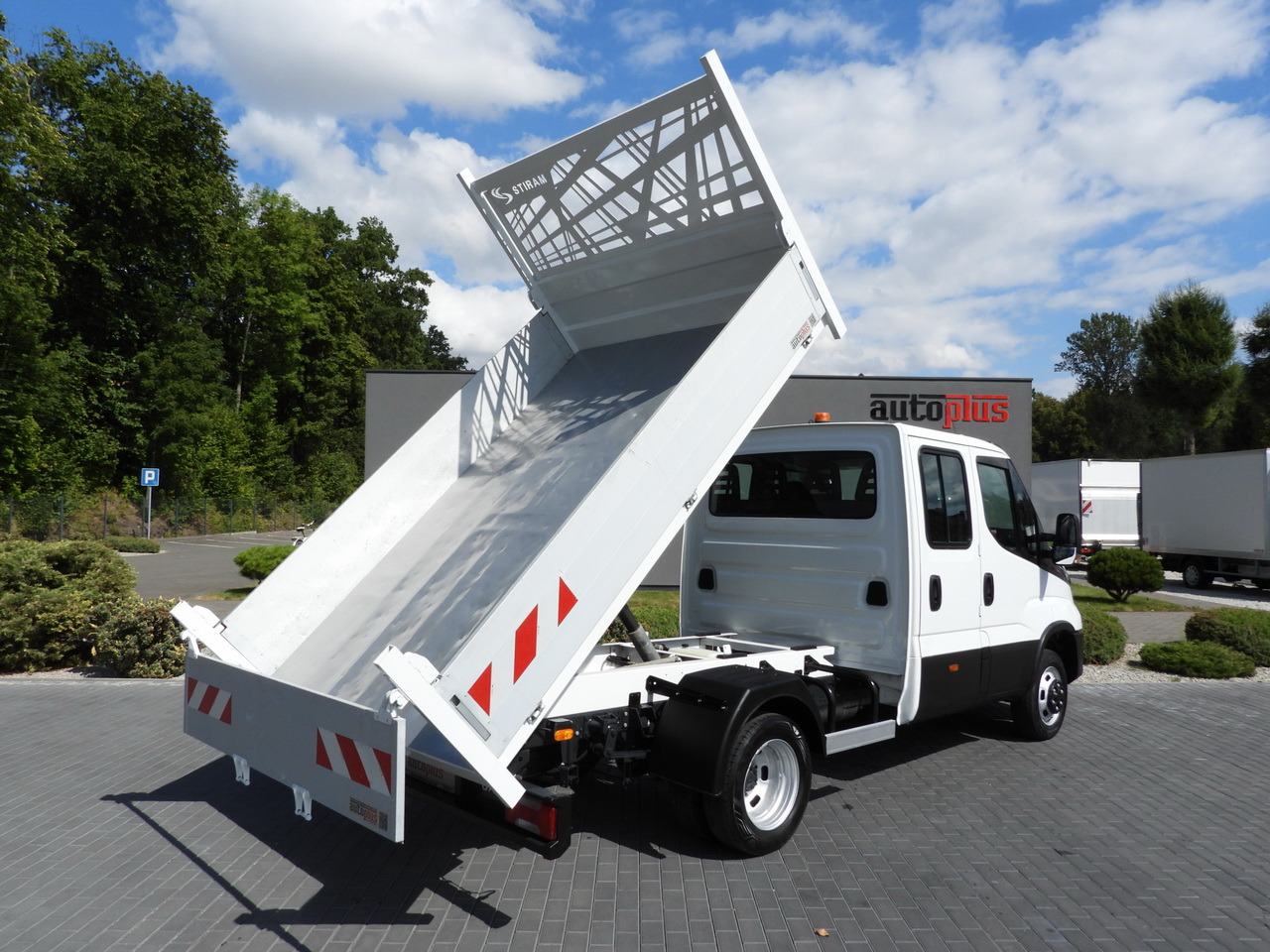 IVECO DAILY 35C16 TIPPER DOUBLE CABIN DOKA 6 SEATS CRUISE CONTROL NAVIGATION TWIN WHEELS AIR CONDITIONING 160HP - Transporter: das Bild 3 IVECO DAILY 35C16 TIPPER DOUBLE CABIN DOKA 6 SEATS CRUISE CONTROL NAVIGATION TWIN WHEELS AIR CONDITIONING 160HP - Transporter: das Bild 3