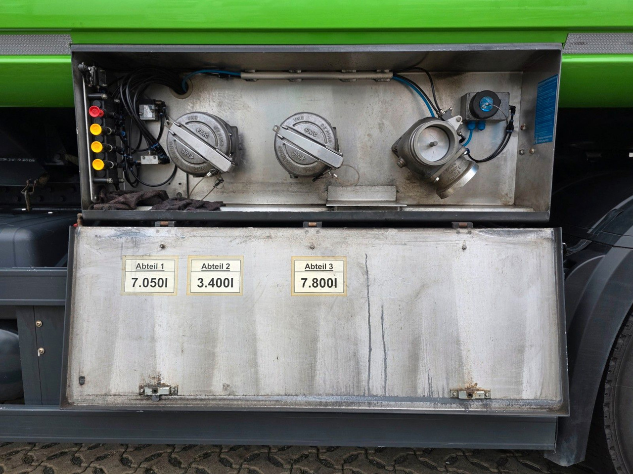 Tankwagen Mercedes-Benz Antos 2643 / Ret. / ADR AT / Lenkachse /KOMPLETT: das Bild 9