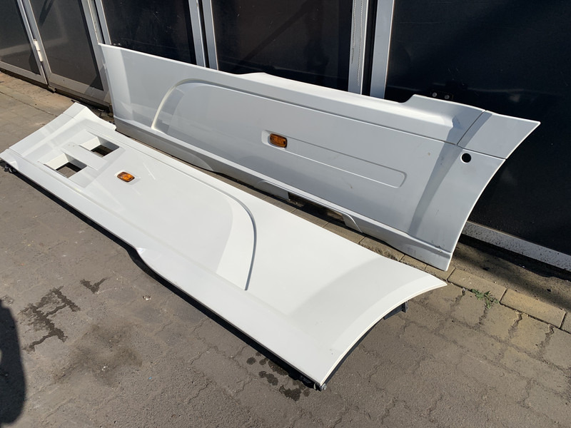 DAF XF106 Sideskirt Set DAF 1903109 - Karosserie und Außen für LKW: das Bild 3 DAF XF106 Sideskirt Set DAF 1903109 - Karosserie und Außen für LKW: das Bild 3