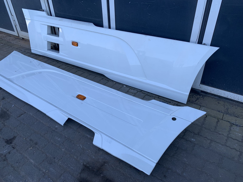 DAF XF106 Sideskirt Set DAF 1903109 - Karosserie und Außen für LKW: das Bild 2 DAF XF106 Sideskirt Set DAF 1903109 - Karosserie und Außen für LKW: das Bild 2