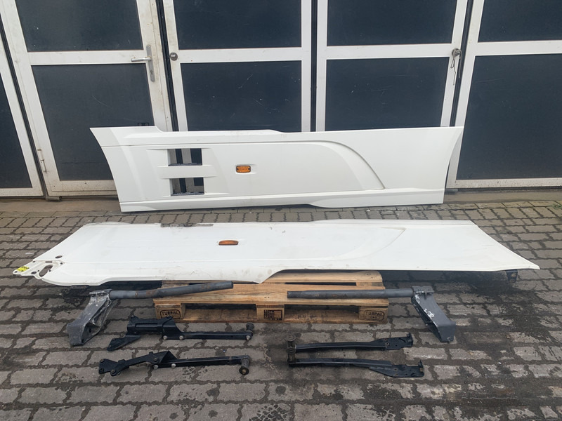 DAF XF106 Sideskirt Set DAF 1903109 - Karosserie und Außen für LKW: das Bild 1 DAF XF106 Sideskirt Set DAF 1903109 - Karosserie und Außen für LKW: das Bild 1