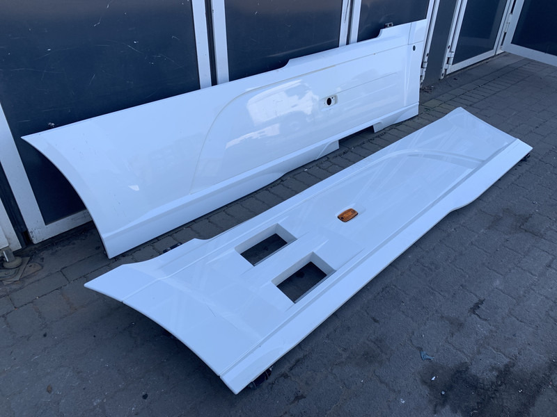 DAF XF106 Sideskirt Set DAF 1903109 - Karosserie und Außen für LKW: das Bild 2 DAF XF106 Sideskirt Set DAF 1903109 - Karosserie und Außen für LKW: das Bild 2