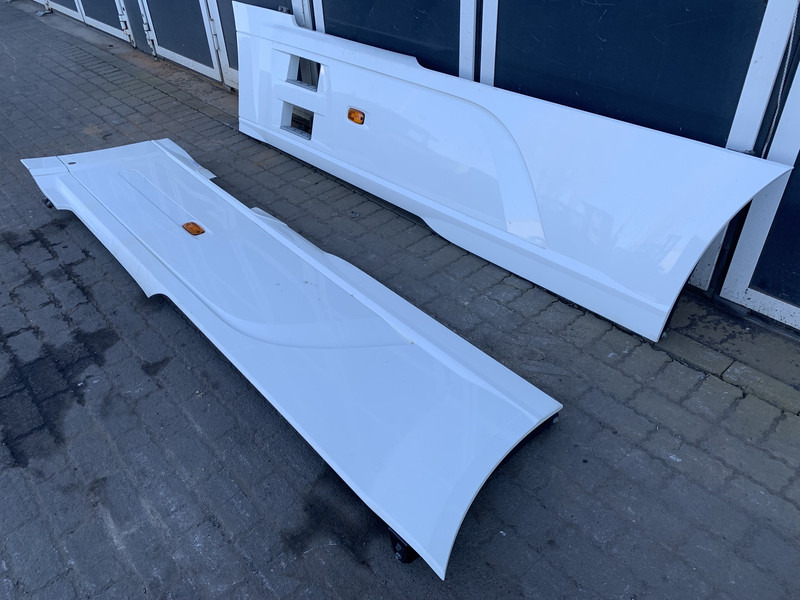 DAF XF106 Sideskirt Set DAF 1903109 - Karosserie und Außen für LKW: das Bild 2 DAF XF106 Sideskirt Set DAF 1903109 - Karosserie und Außen für LKW: das Bild 2