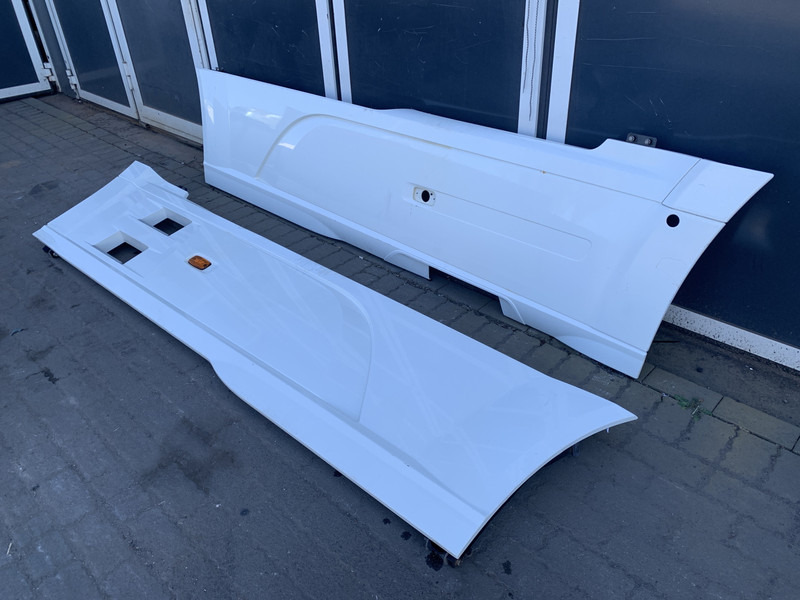 DAF XF106 Sideskirt Set DAF 1903109 - Karosserie und Außen für LKW: das Bild 3 DAF XF106 Sideskirt Set DAF 1903109 - Karosserie und Außen für LKW: das Bild 3