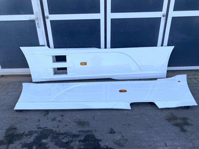 DAF XF106 Sideskirt Set DAF 1903109 - Karosserie und Außen für LKW: das Bild 1 DAF XF106 Sideskirt Set DAF 1903109 - Karosserie und Außen für LKW: das Bild 1