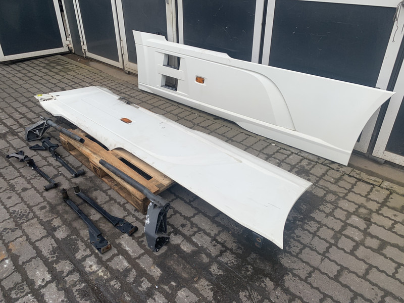 DAF XF106 Sideskirt Set DAF 1903109 - Karosserie und Außen für LKW: das Bild 3 DAF XF106 Sideskirt Set DAF 1903109 - Karosserie und Außen für LKW: das Bild 3