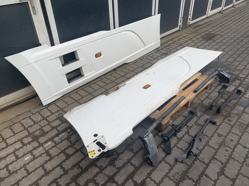 DAF XF106 Sideskirt Set DAF 1903109 - Karosserie und Außen für LKW: das Bild 2 DAF XF106 Sideskirt Set DAF 1903109 - Karosserie und Außen für LKW: das Bild 2