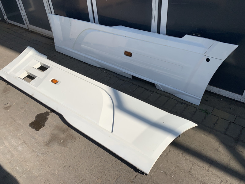 DAF XF106 Sideskirt Set DAF 1903109 - Karosserie und Außen für LKW: das Bild 3 DAF XF106 Sideskirt Set DAF 1903109 - Karosserie und Außen für LKW: das Bild 3