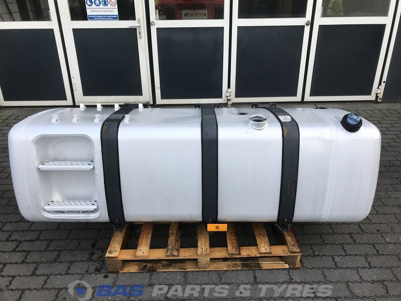 Mercedes-Benz Brandstoftank Mercedes 820 Liter A 960 470 34 01 - Kraftstofftank für LKW: das Bild 1 Mercedes-Benz Brandstoftank Mercedes 820 Liter A 960 470 34 01 - Kraftstofftank für LKW: das Bild 1