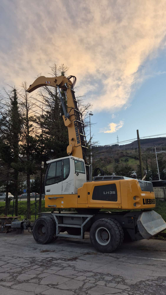 LIEBHERR LH35M - Umschlagbagger: das Bild 2 LIEBHERR LH35M - Umschlagbagger: das Bild 2